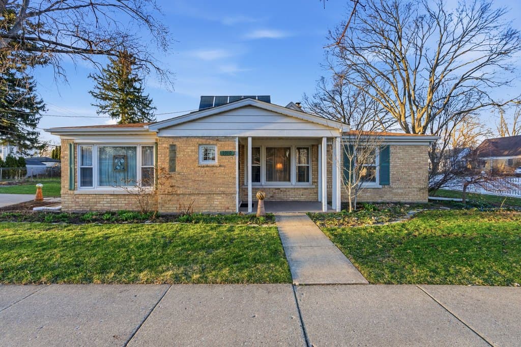 3 bedroom house for sale at 1010 W Elm St Arlington Heights - $339,900
