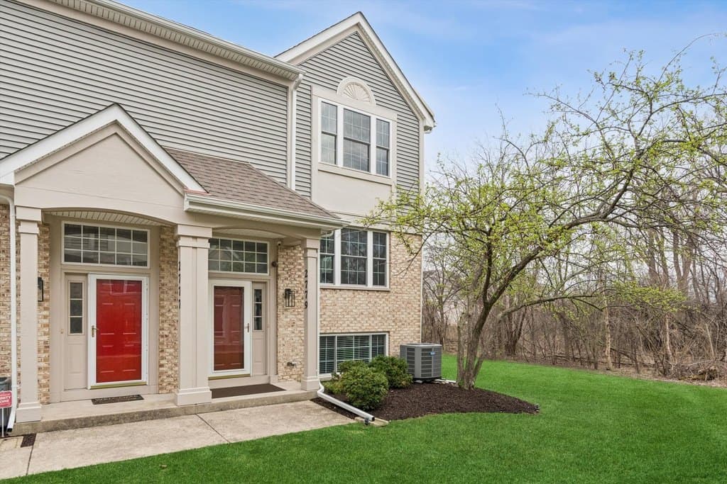 3 bedroom condo for sale at 2779 Woodmere Dr Unit 2779 Darien 60561 - $397,000