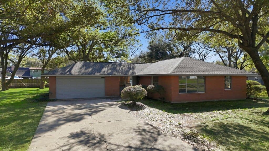 3 bedroom house for sale at 12503 Britt Rd Brookside Village - $329,000