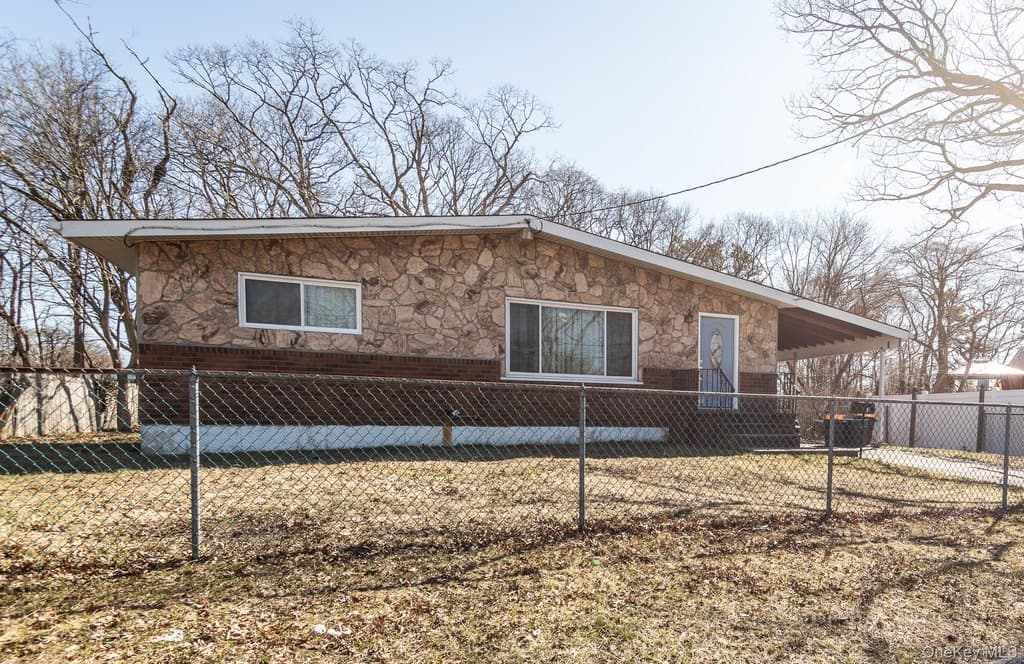 3 bedroom house for sale at 19 Dawn Cres Central Islip - $399,919