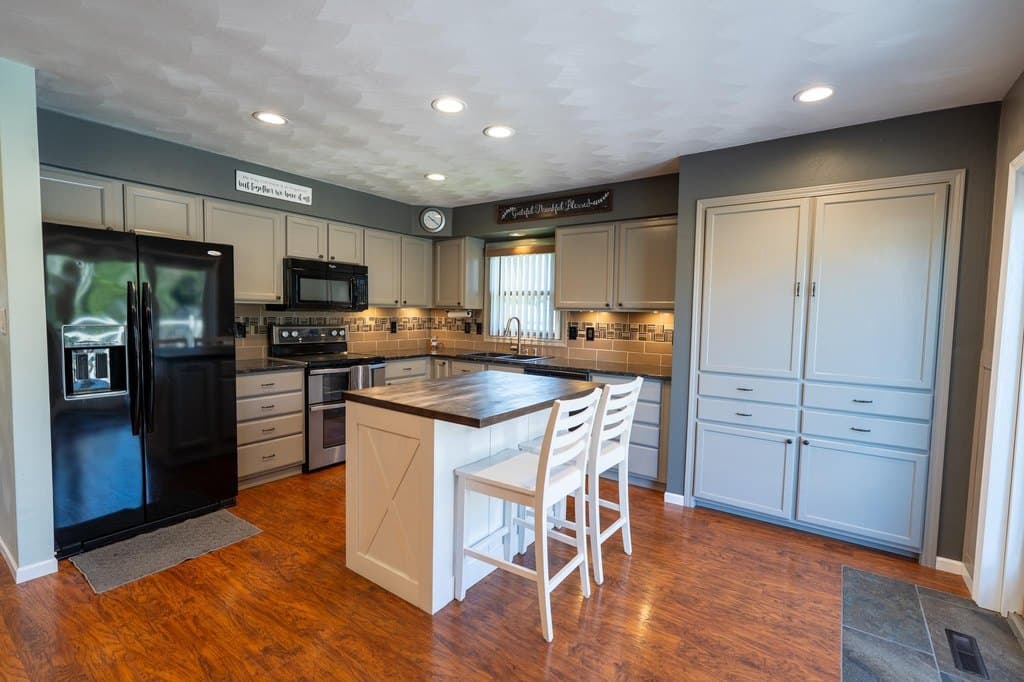 4 bedroom house for sale at 303 N Summit St Albany - $349,900