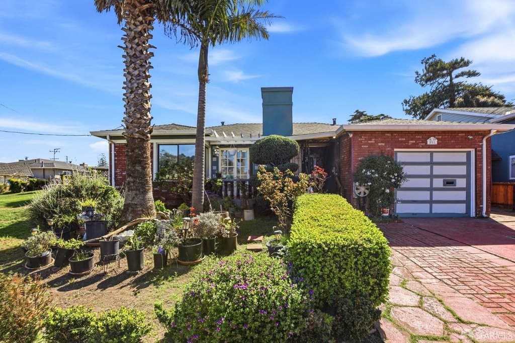 3 bedroom house for sale at 511 87th St Broadmoor - $798,000