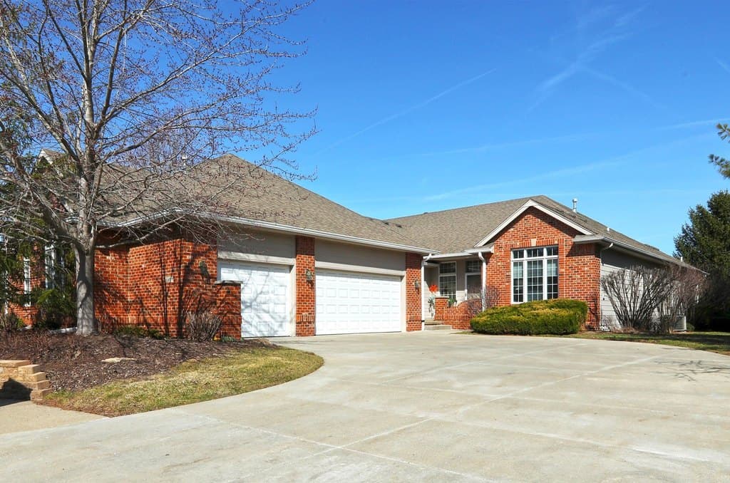 3 bedroom townhouse for sale at 1909 NW 126th St Clive 50325 - $469,000