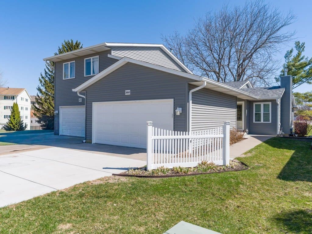 2 bedroom townhouse for sale at 3065 Red Wing Cir Bettendorf - $330,000