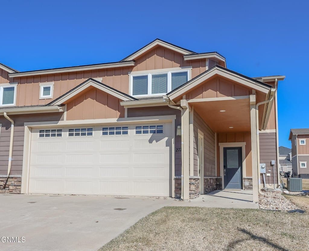 3 bedroom townhouse for sale at 2726 27th St W Williston 58801 - $323,900