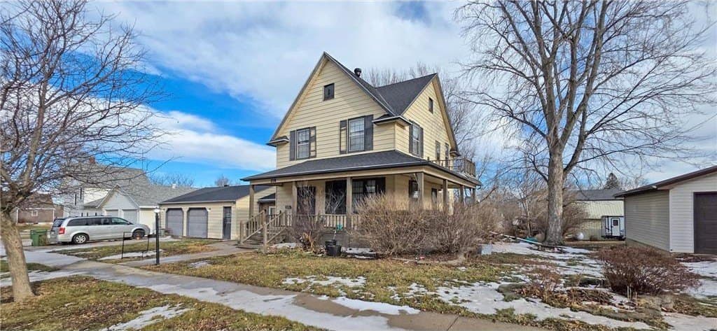 4 bedroom house for sale at 210 Delaware Ave Adrian - $180,000