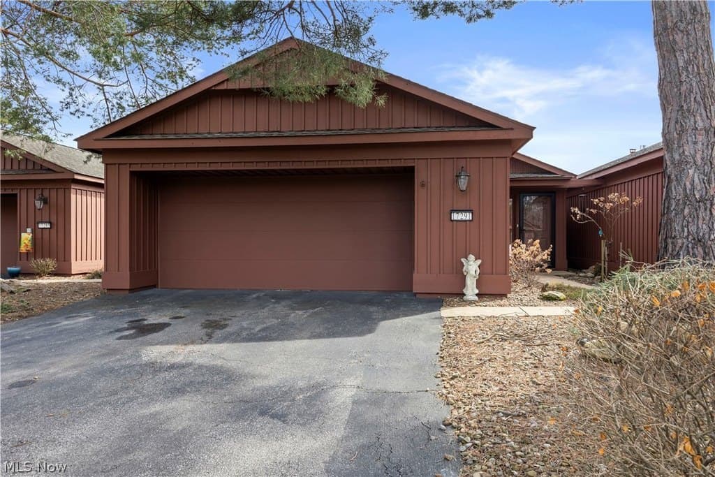 3 bedroom condo for sale at 17291 Iyami Ct Strongsville 44136 - $309,900