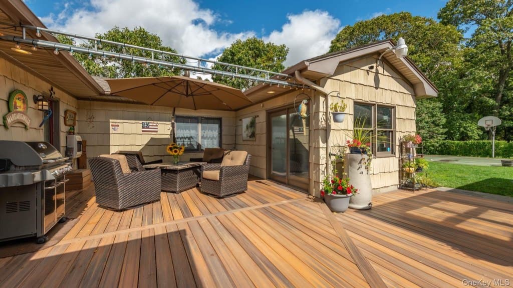 4 bedroom house for sale at 254 Meeting House Creek Rd Aquebogue - $825,000
