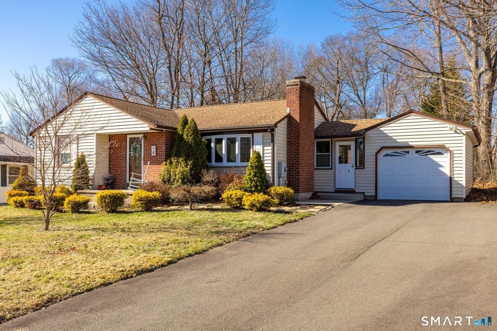 3 bedroom house for sale at 18 Debra Ln Bristol - $339,000