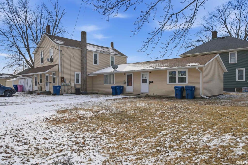6 bedroom multi-family for sale at 105-109 NE 5th Ave Aledo - $120,000