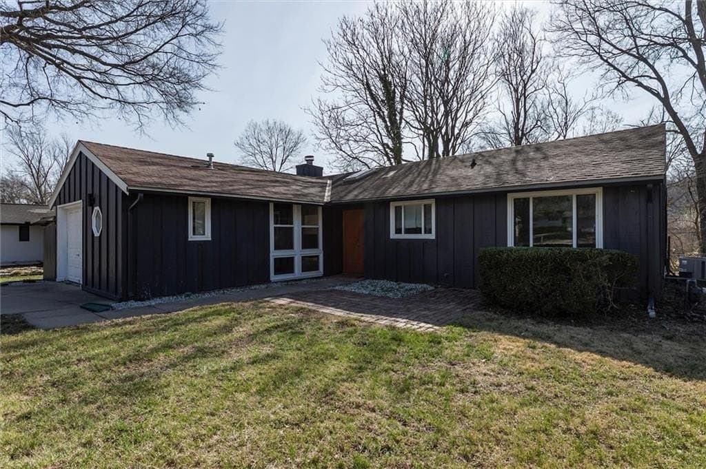 3 bedroom house for sale at 7645 Colonial Dr Prairie Village 66208 - $380,000
