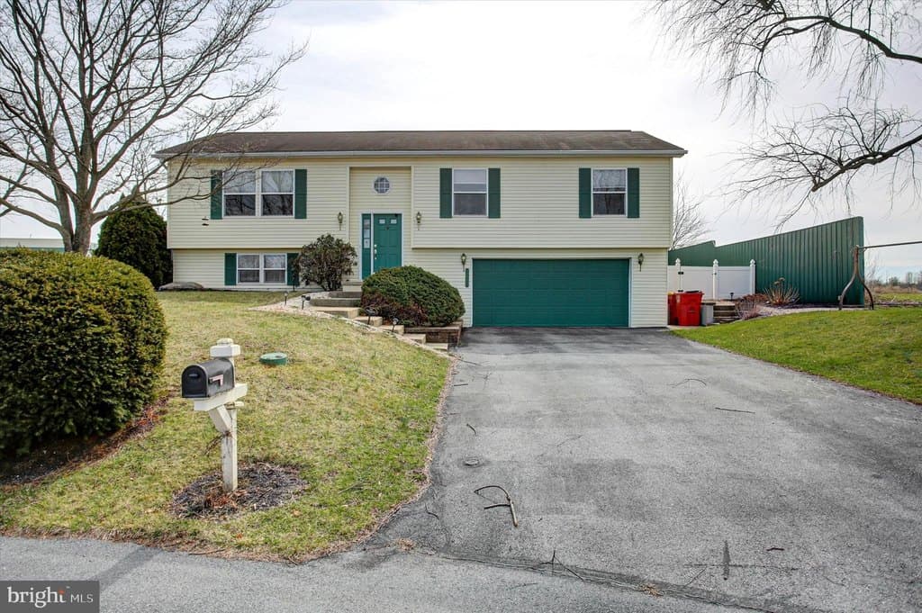 3 bedroom house for sale at 1495 State St Chambersburg - $295,000
