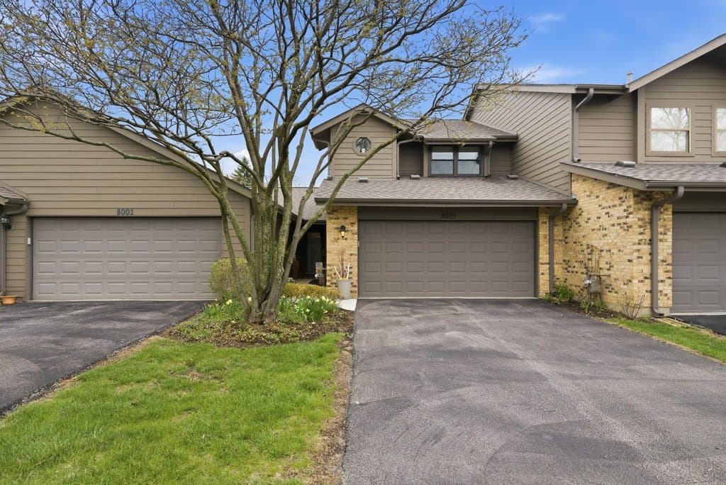 2 bedroom townhouse for sale at 8005 Wildwood Ln Darien 60561 - $415,000