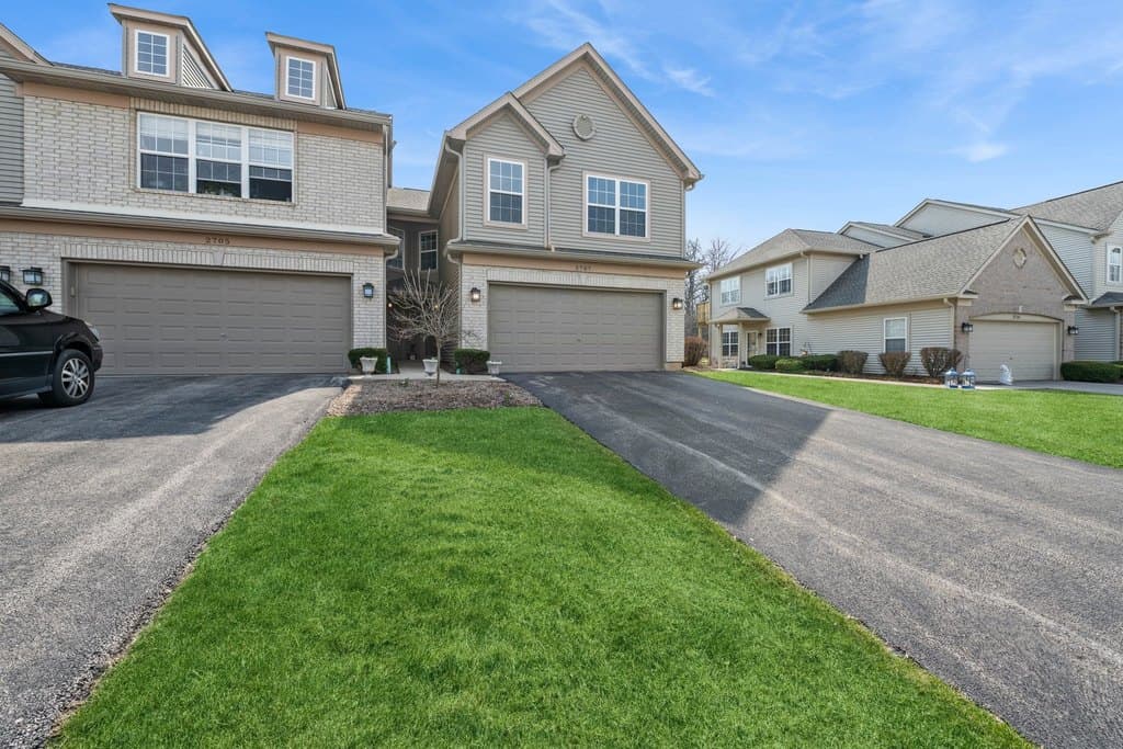 3 bedroom townhouse for sale at 2707 Cobblestone Dr Unit End Crystal Lake 60012 - $320,000
