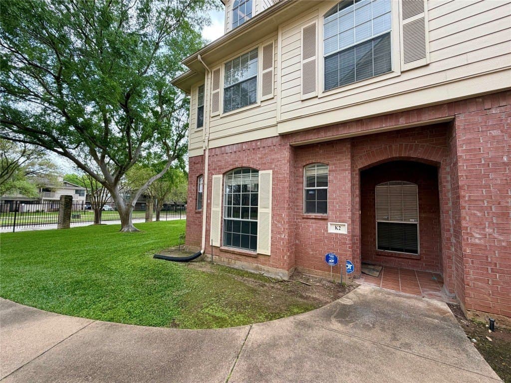 2 bedroom townhouse for sale at 2710 Grants Lake Blvd Unit K2 Sugar Land 77479 - $245,000