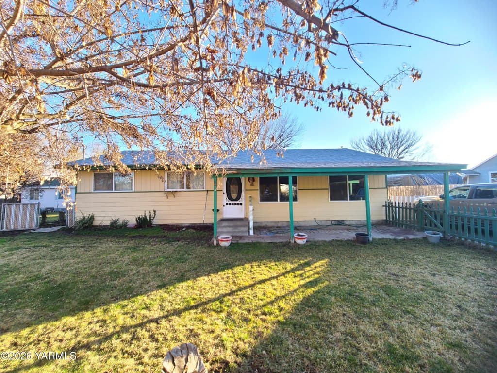 3 bedroom house for sale at 10608 Hackett Rd Ahtanum - $399,000