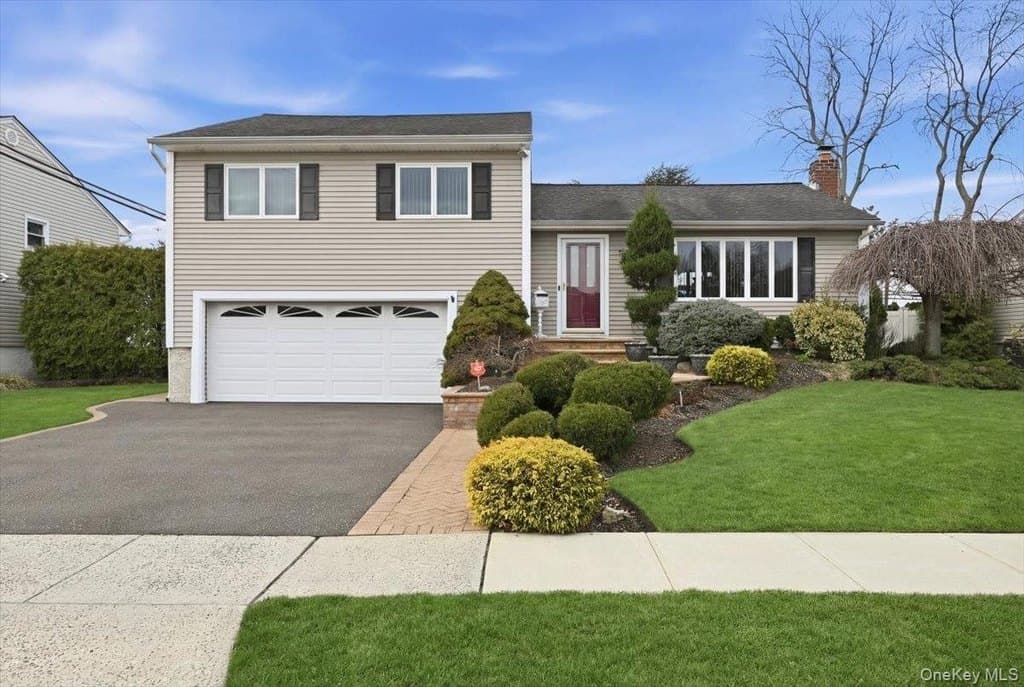 3 bedroom house for sale at 19 Keswick Ln Bethpage - $1,025,000