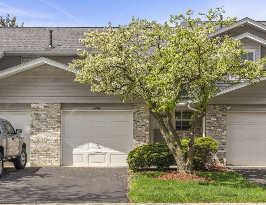 2 bedroom townhouse for sale at 694 N Tamarac Blvd Addison - $279,900