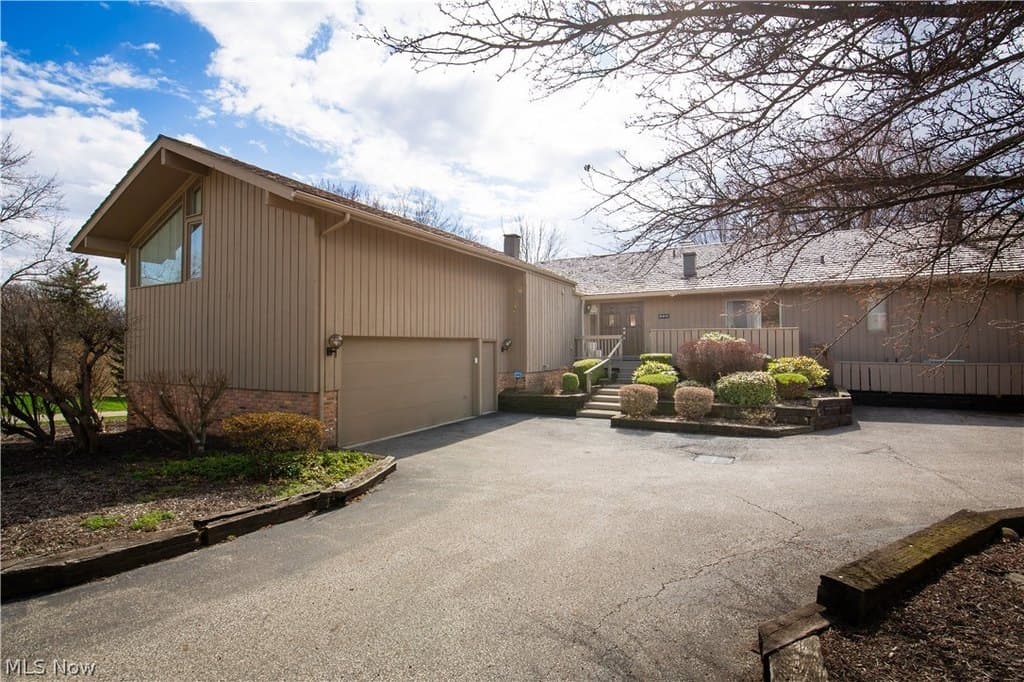 4 bedroom condo for sale at 512-11 Overlook Dr Aurora - $555,000
