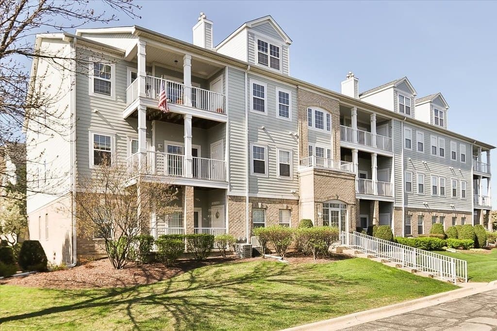 2 bedroom condo for sale at 1299 W Lake St Apt 306 Addison - $297,900