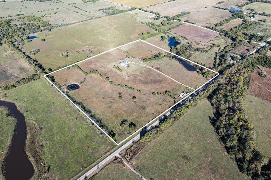 1 bedroom house for sale at 2469 County Road 2700 Caney - $405,000