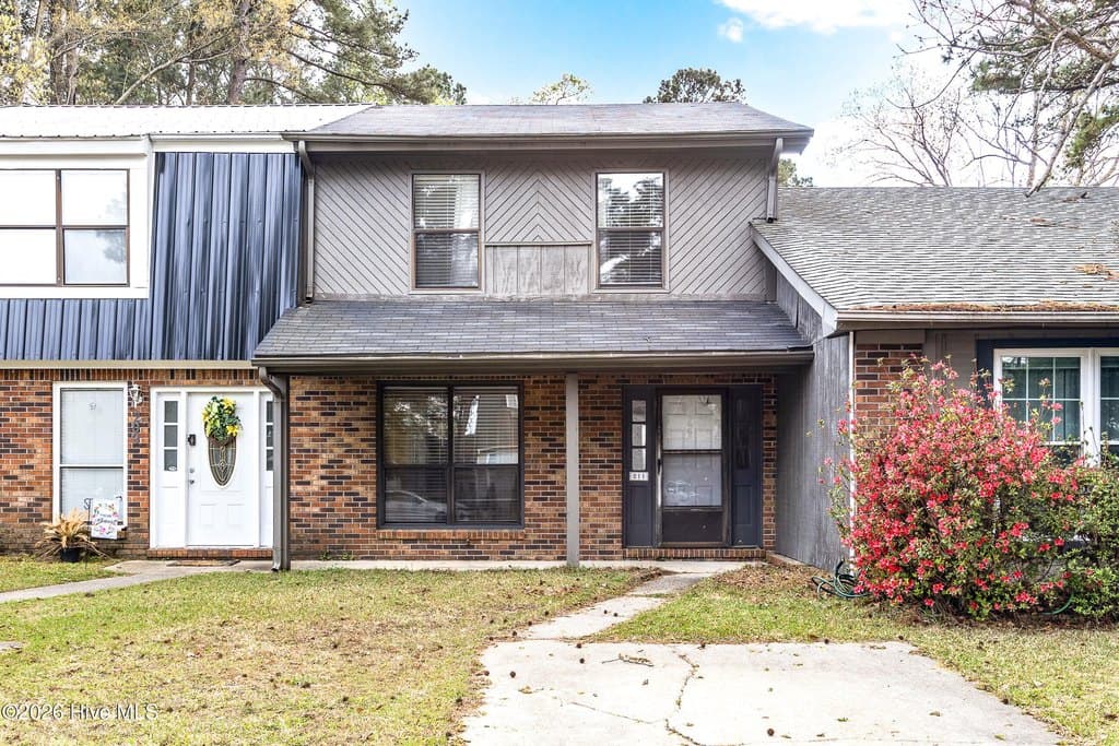 2 bedroom townhouse for sale at 211 Bracken Pl Jacksonville 28540 - $168,000