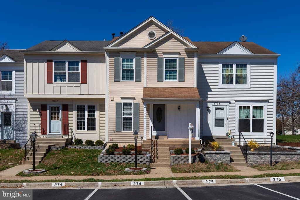 2 bedroom townhouse for sale at 14730 Basingstoke Loop Centreville - $499,900