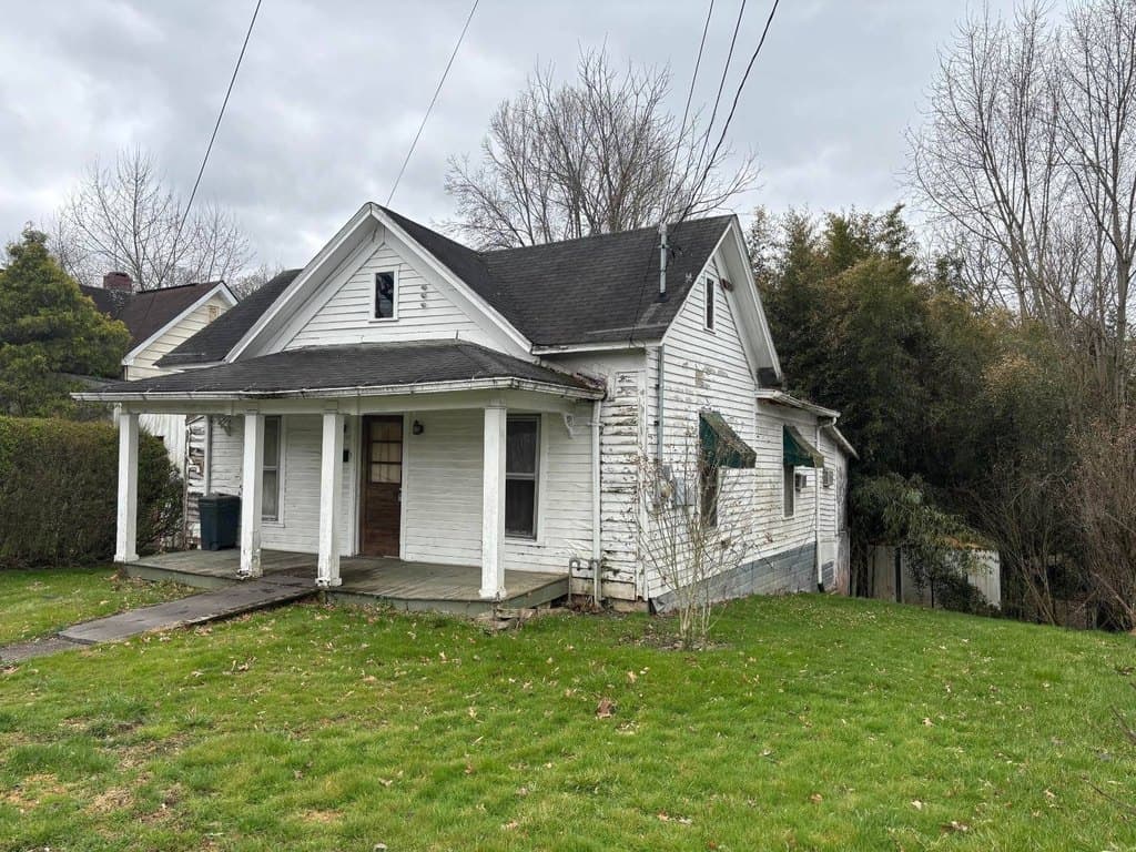 2 bedroom house for sale at 1004 Hawthorne St Parkersburg 26101 - $19,000