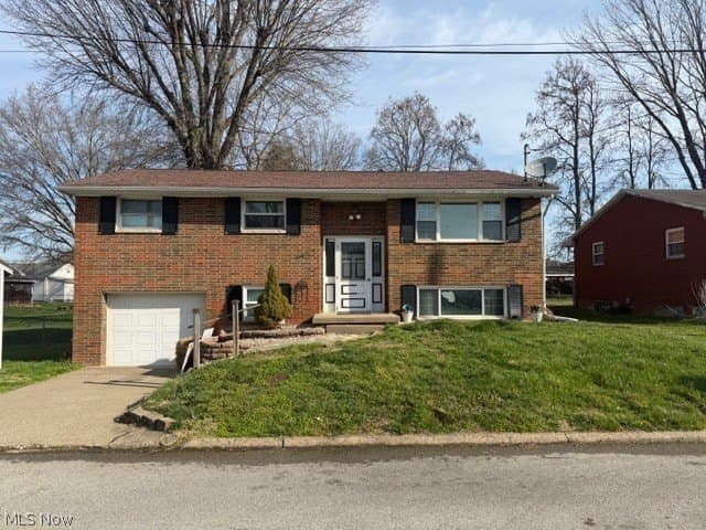 3 bedroom house for sale at 2111 Indiana St Parkersburg 26101 - $214,500