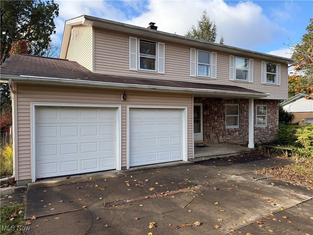 4 bedroom house for sale at 907 Shady Ln NE Howland Center 44484 - $258,000