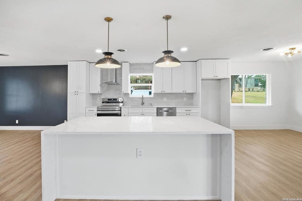 3 bedroom house for sale at 101 Twinleaf Ln Castle Hills - $429,500