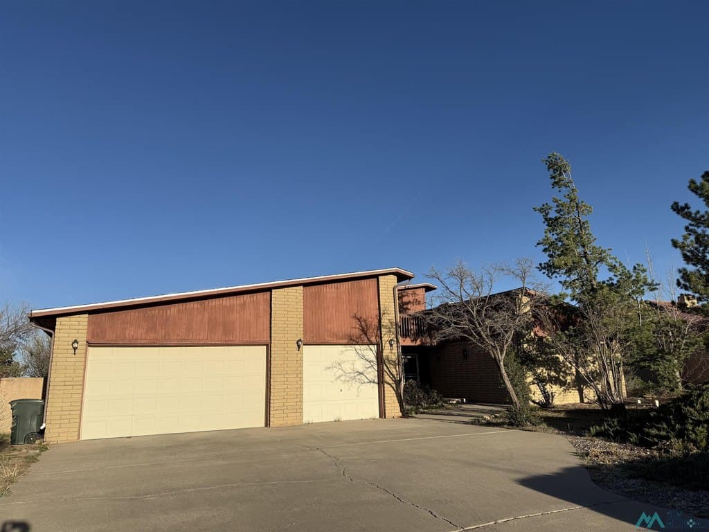 3 bedroom house for sale at 1307 Country Club Pl Gallup 87301 - $383,900