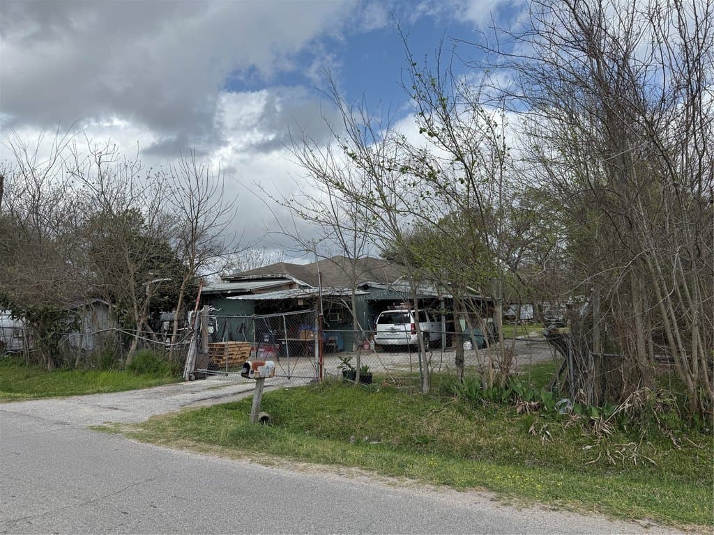 5 bedroom house for sale at 219 Dale St Aldine - $220,000