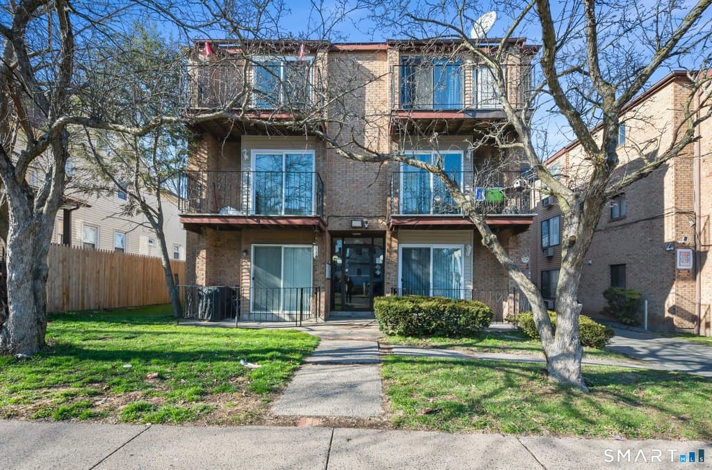 2 bedroom condo for sale at 112 Bond St Apt 3E Hartford - $95,000