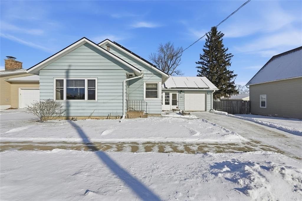 2 bedroom house for sale at 121 Moothart St Alburnett - $180,000