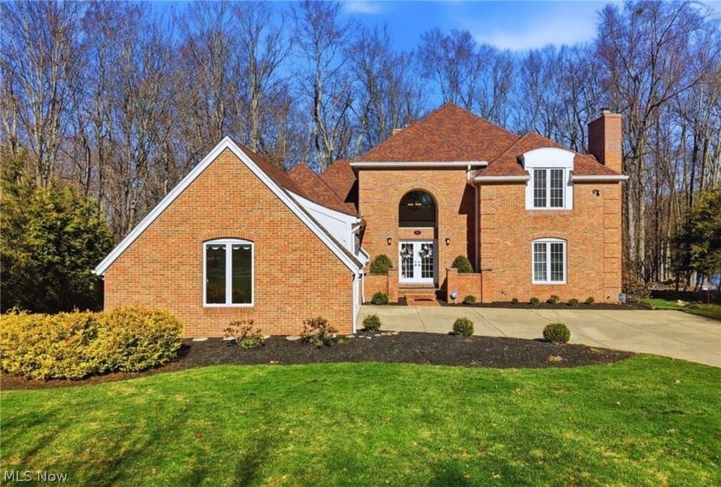 4 bedroom house for sale at 309 High Blf Aurora - $744,000
