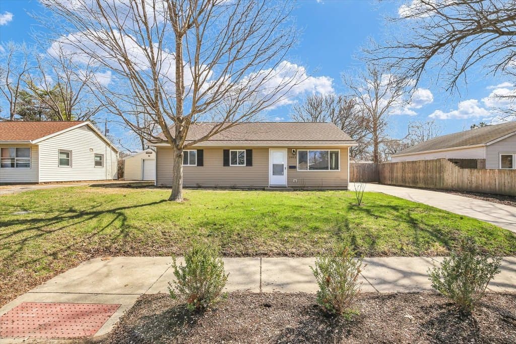 3 bedroom house for sale at 1902 Garden Hills Dr Champaign - $165,000