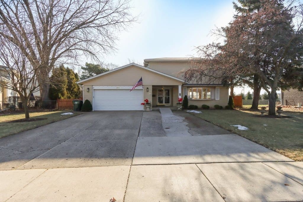 5 bedroom house for sale at 2019 E Avon Ln Arlington Heights - $925,000