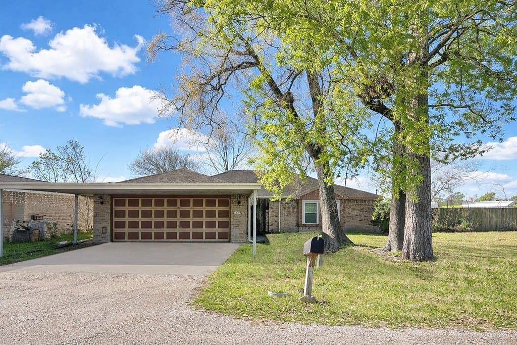 3 bedroom house for sale at 16230 Katherine Ln Channelview - $249,000