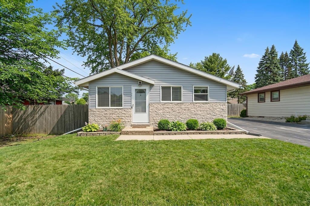 3 bedroom house for sale at 24 Oregon St Racine 53405 - $249,000