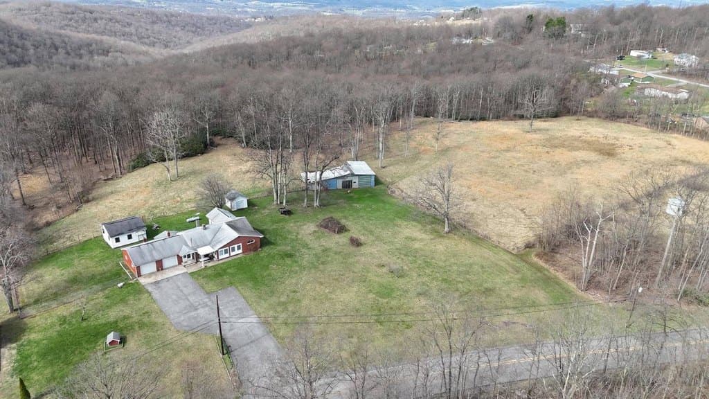 3 bedroom house for sale at 2104 Summers School Rd Morgantown 26508 - $384,900