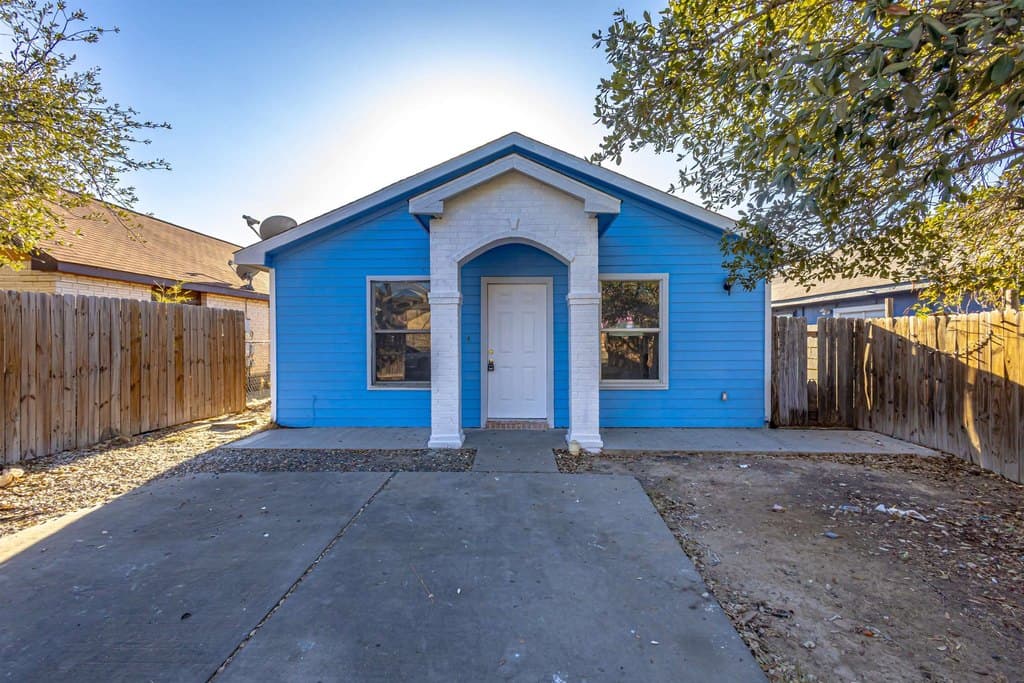 3 bedroom house for sale at 322 Ocean Dr Laredo - $184,900