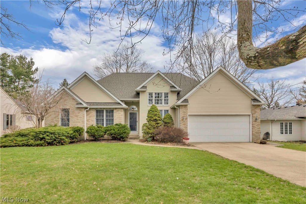 3 bedroom house for sale at 1023 Gulf Rd Elyria 44035 - $279,900