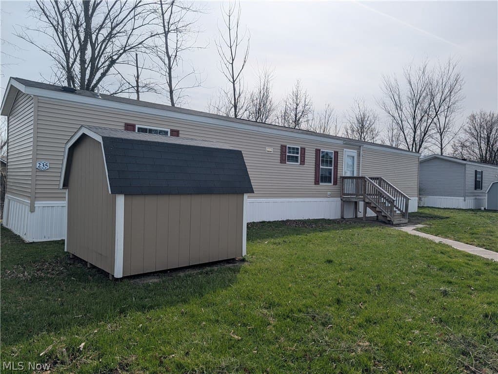 3 bedroom mobile home for sale at 235 Cedar Brook Dr Elyria 44035 - $44,900