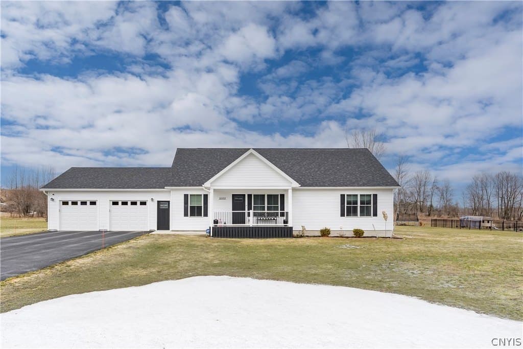 3 bedroom house for sale at 22153 Freedom Dr Champion - $439,900