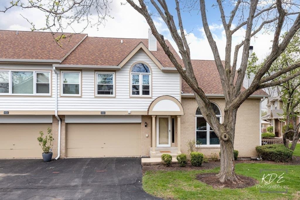 2 bedroom townhouse for sale at 8026 Barrymore Dr Unit 37-2 Darien 60561 - $384,500