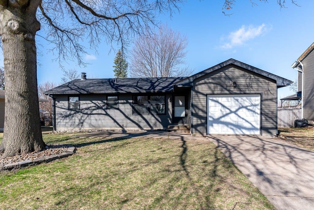 3 bedroom house for sale at 6420 N Ripley St Davenport 52806 - $169,000
