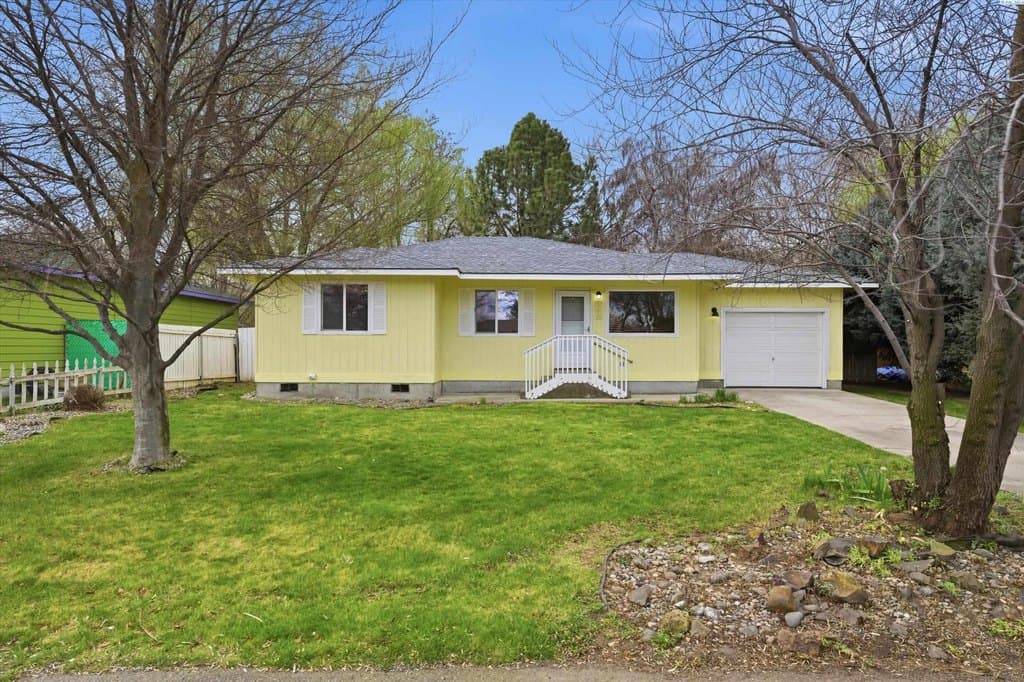 3 bedroom house for sale at 505 Belle Ave Benton City - $330,000