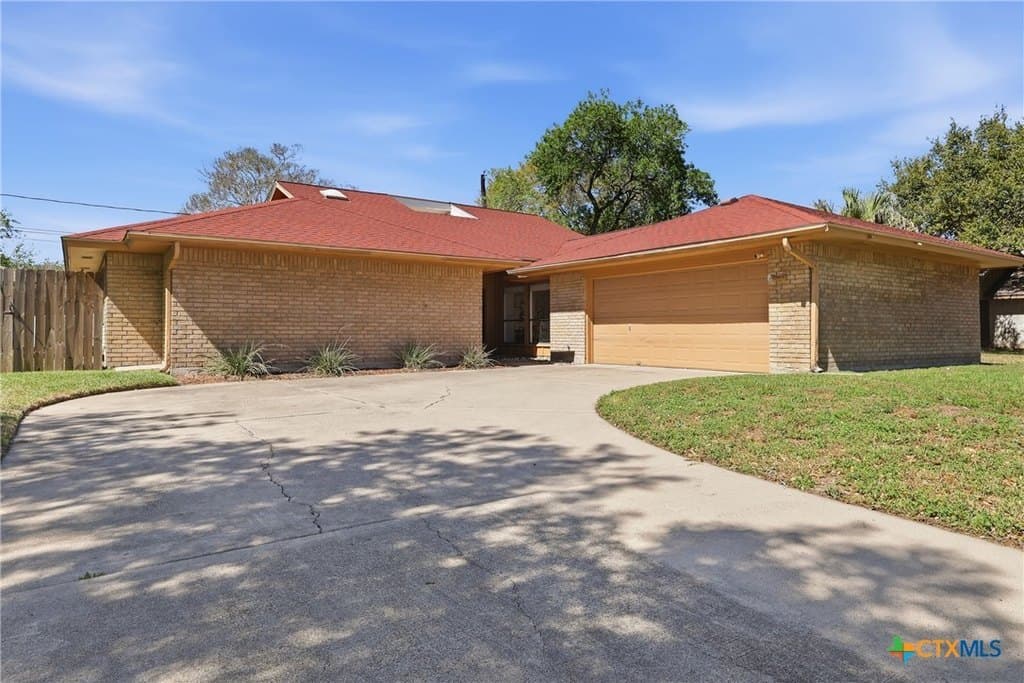 4 bedroom house for sale at 118 Santa Fe Victoria 77904 - $329,000