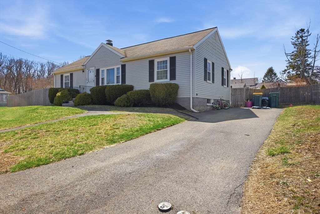 3 bedroom house for sale at 77 Clapp St Abington - $489,000
